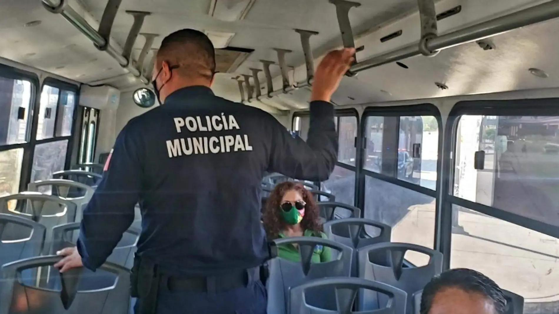 Policía a bordo de transporte público (1)